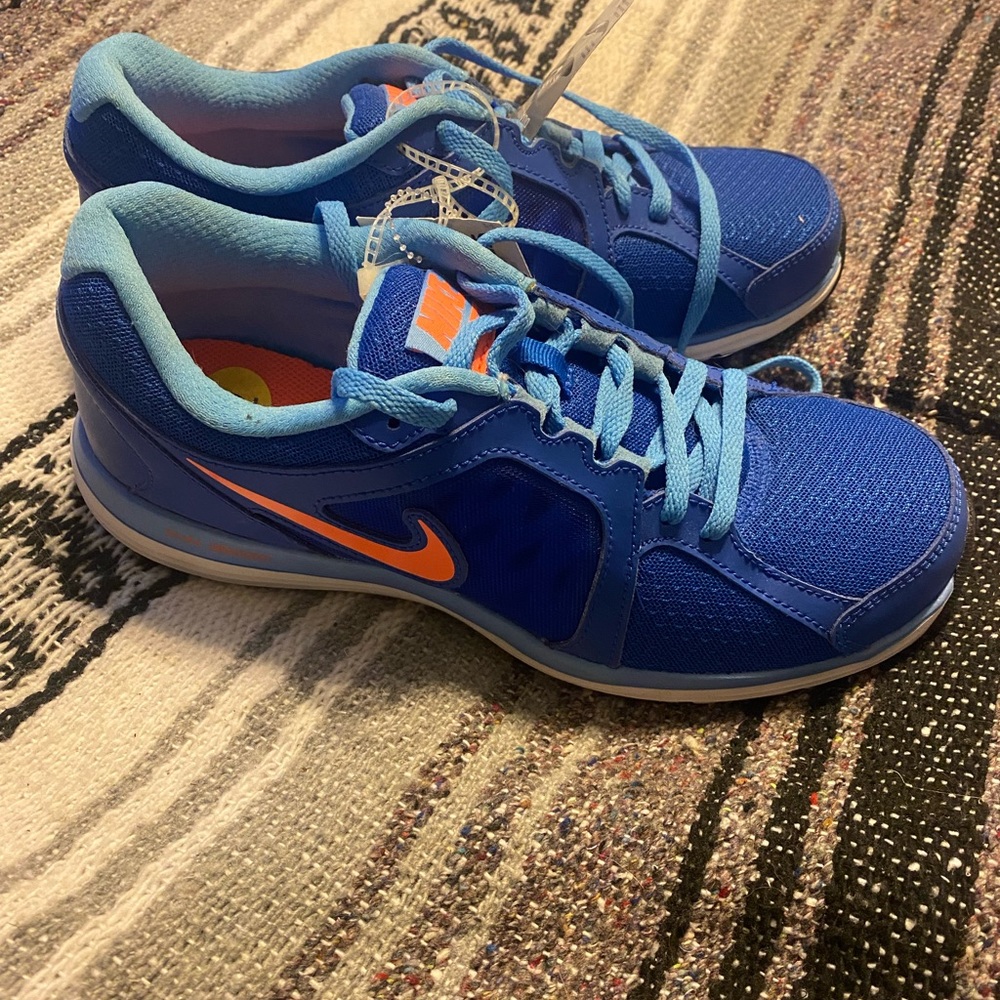 New Women’s Blue Nike tennis shoes